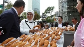 Emine Erdoğan’dan Türkevi’nin yakınındaki simit standına ziyaret