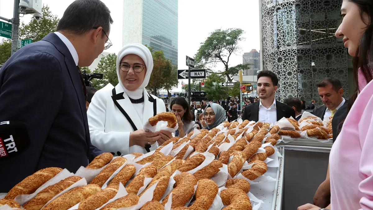 Emine Erdoğan’dan Türkevi’nin yakınındaki simit standına ziyaret