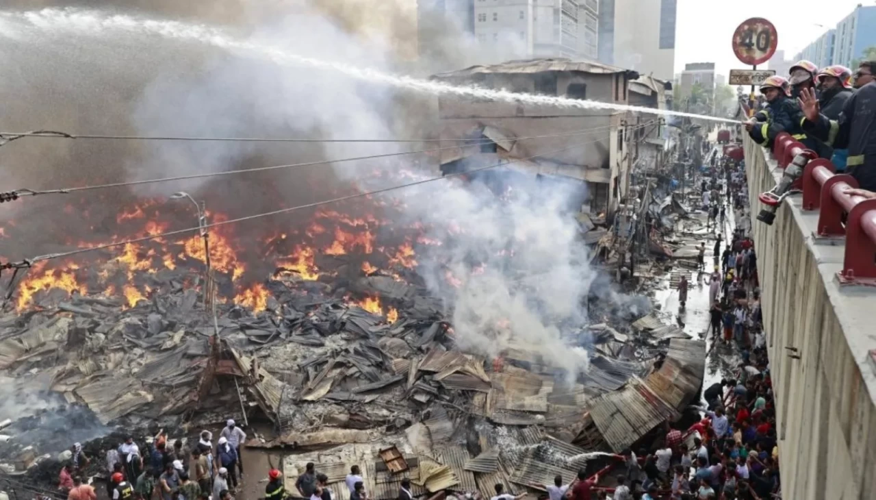 Bangladeş’te Yangın Faciası: “Mahalle Külle Döndü” — 1,500 Ev Zarar Gördü