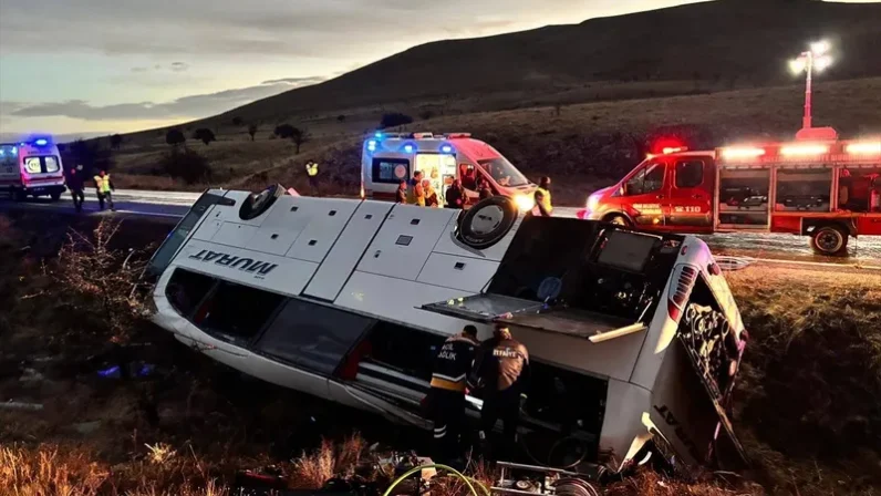 Afyonkarahisar’da yolcu otobüsü kaza yaptı