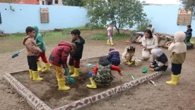 Adana’da öğretmen, atıl bahçeyi açık hava sınıfına dönüştürdü