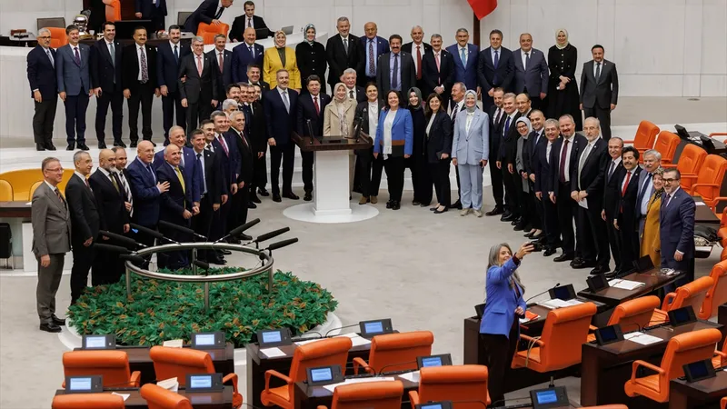 TBMM’de AK Partililerden CHP’li vekil ile selfie pozu