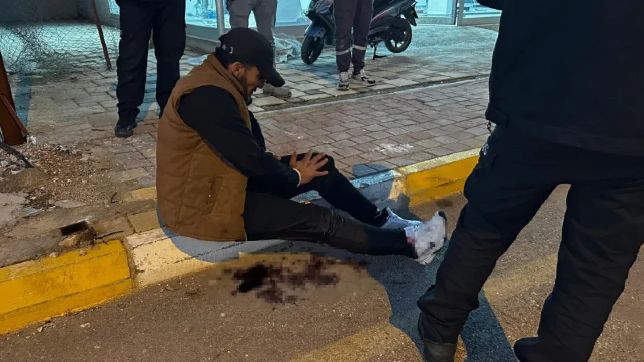 Genç adam sokakta yürürken bıçaklandı! Nedeni pes dedirtti!