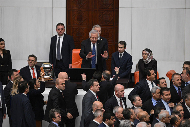 En düşük emekli aylığı düzenlemesi TBMM'de kabul edildi Genel Kurul'da arbede yaşandı - Resim: 0